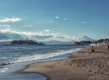 La plage d'Enoshima et le mont Fuji La plage d'Enoshima et le mont Fuji