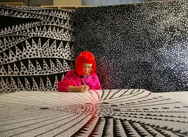 Yayoi_Kusama_signing Yayoi_Kusama_signing