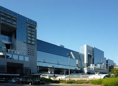 La gare de Kyoto, vue de l'extérieur La gare de Kyoto, vue de l'extérieur