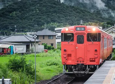 Train arrivant en gare de Bizen Ichinomiya, Okayama. Train arrivant en gare de Bizen Ichinomiya, Okayama.