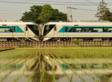 Un train Tôbu 500 'Revaty' à Minami-Kuruhashi Un train Tôbu 500 'Revaty' à Minami-Kuruhashi