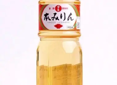Une bouteille de hon mirin. Une bouteille de hon mirin.