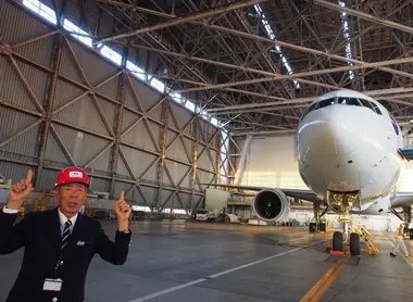 avion-hangar-jal