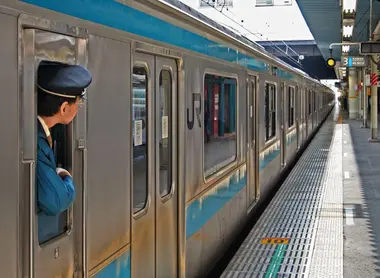 Sur l'une des nombreuses lignes de métro JR 