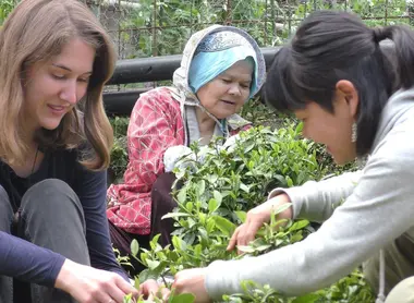 Mathilde (à gauche) participant à la vie des villageois