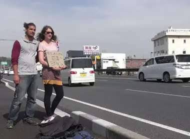 Les deux réalisateurs en herbe ne se déplacent qu'en stop au Japon.