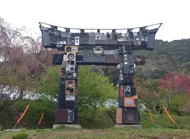 Construction faite avec des matériaux de récupération.