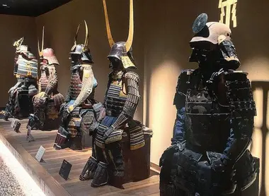 Armures de samouraïs au musée du samouraïs de Shinjuku à Tokyo Armures de samouraïs au musée du samouraïs de Shinjuku à Tokyo