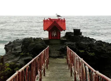 Petit temple sur l'île de Rishiri à Hokkaido