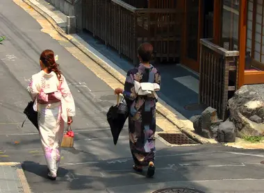 Sannen-zaka, juste à la sortie du Kiyomizu-dera Sannen-zaka, juste à la sortie du Kiyomizu-dera