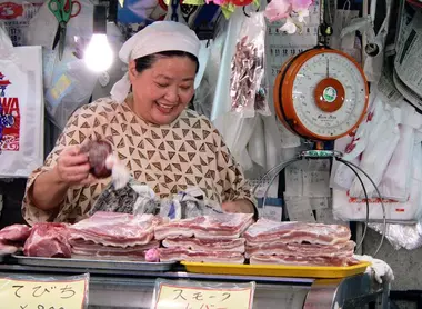 Femme au marché Makishi de Naha, Okinawa