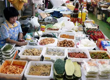 Femme au marché Makishi de Naha, Okinawa