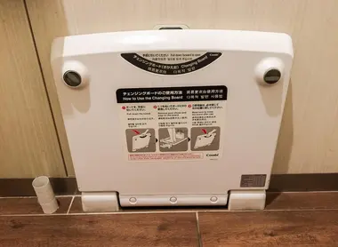 Planche pour se changer dans les toilettes des femmes