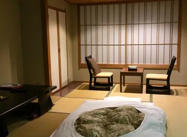 Futon installé pour une personne dans un ryokan