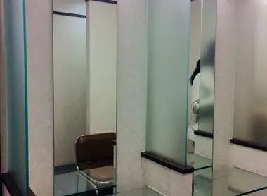 Espace pour se maquiller dans les toilettes d'un grand magasin