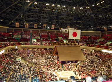 Le stade de Ryôgoku durant le tournoi Le stade de Ryôgoku durant le tournoi