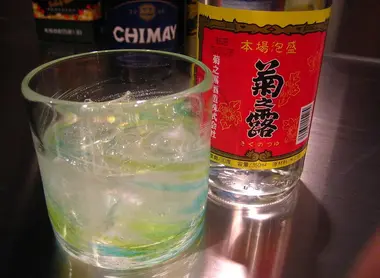 De l'alcool Awamori issu des îles Miyako, Okinawa