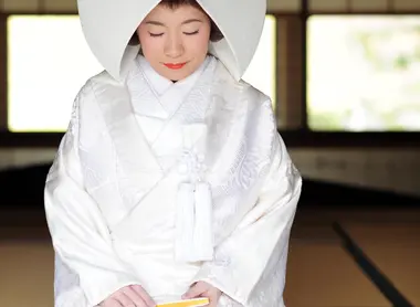 Mariée en costume traditionnel, surmonté d'un Uchikake, le long manteau à traîne.