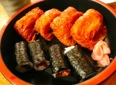 Inari-zushi et maki-zushi servis chez Ajigin, à Tokyo. Inari-zushi et maki-zushi servis chez Ajigin, à Tokyo.