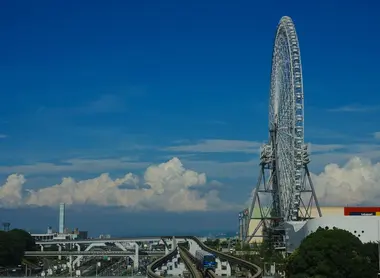 Grande roue Red Horse Osaka Wheel vue depuis la station Monorail de Bampaku-Kinen Kôen.