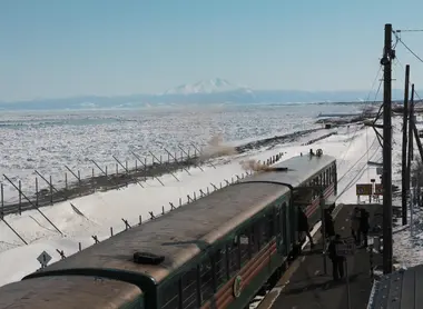 Le train Ryûhyô Norokko à l'arrêt en gare de Kitahama