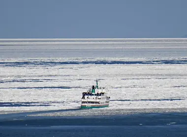 Brise-glace sur la mer de glace d'Okhotsk Brise-glace sur la mer de glace d'Okhotsk