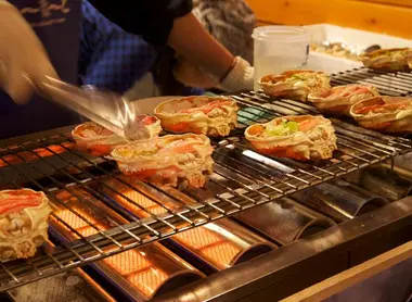 Kegani grill at the Sapporo Snow Festival Barbecue de kegani au festival de la neige de Sapporo