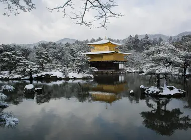 Le pavillon doré sous la neige à Kyoto Le pavillon doré sous la neige à Kyoto