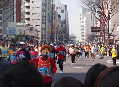 Des milliers de coureurs au milieu des buildings