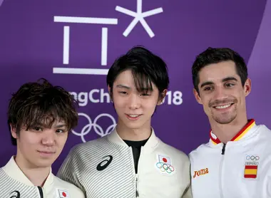 Shoma Uno (médaille d'argent) à gauche, Yuzuru Hanyu (médaille d'or) au centre et Javier Fernandez (médaille de bronze) à droite.