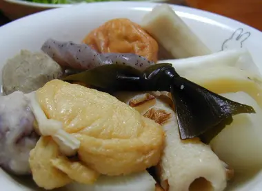 Le konnyaku est l'un des ingrédients de l'oden, un plat d'hiver populaire