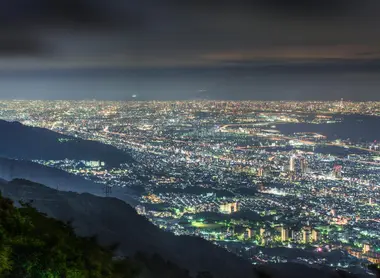 Vue sur Kobe de nuit, au sommet du Mont Maya