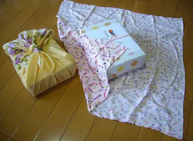 Emballer une boîte avec un furoshiki