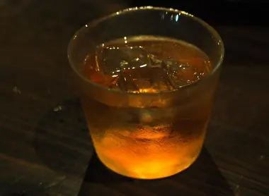 Un verre d'umeshu rokku bien frais.