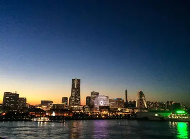Yokohama : Vue nocturne de Minato Mirai depuis Osanbashi.