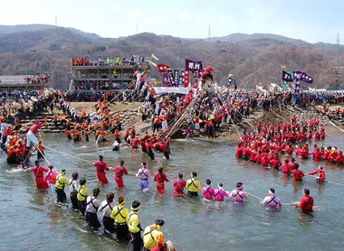 Onbashira, passage de la rivière Onbashira, passage de la rivière