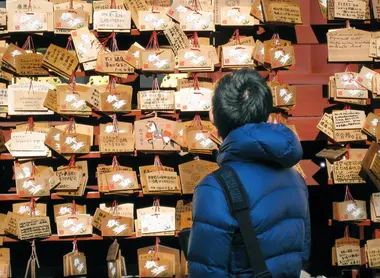 Des ema sur le thème du zodiaque dans un sanctuaire shinto