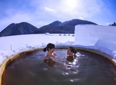 Igloos et onsens sur le lac Shikaribetsu Igloos et onsens sur le lac Shikaribetsu
