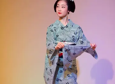 Une Maiko assurant la danse Une Maiko assurant la danse