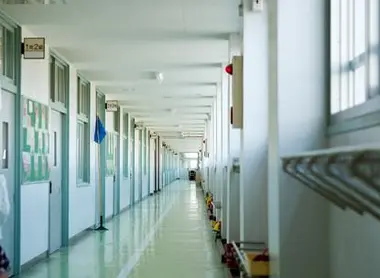 Couloir d'une école primaire Couloir d'une école primaire