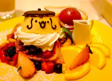 Pancakes aux fruits au PomPomPurin café Pancakes aux fruits au PomPomPurin café