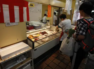 Goûtez aux poissons fraichement péchés au marché de Shimizu Goûtez aux poissons fraichement péchés au marché de Shimizu
