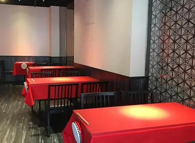 La salle principale du café, en rouge et noir