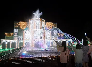 Des constructions en LED fleurissent dans la forêt du lac Des constructions en LED fleurissent dans la forêt du lac