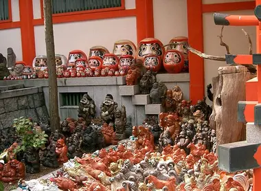 Figurines diverses entreposées