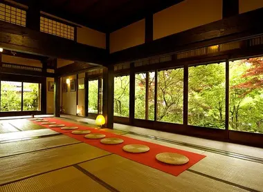 Salle d'exposition ouvert sur un jardin zen Salle d'exposition ouvert sur un jardin zen