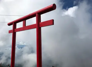 Le torii au niveau des nuages Le torii au niveau des nuages