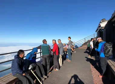 Rassemblement devant le refuge pour admirer la vue