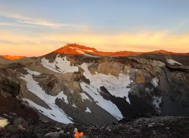 Le soleil découvre une roche rouge et une blanche neige