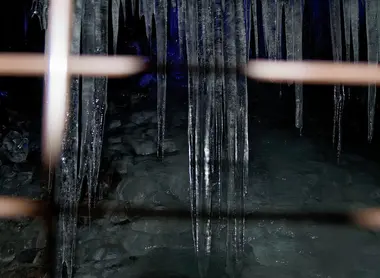 Une visite guidée est organisée pour visiter la grotte Une visite guidée est organisée pour visiter la grotte